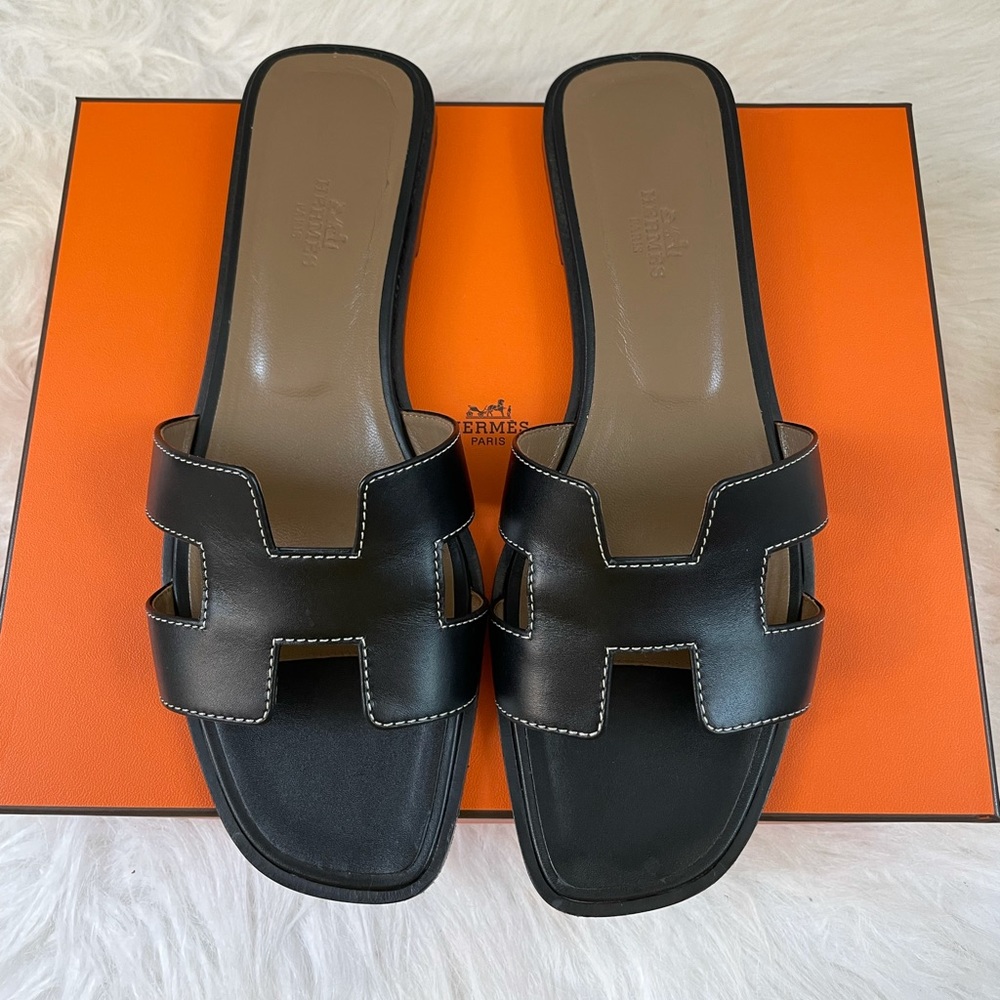 Hermès Oran Sandal in Noir. Size 39.5 / 9.5 US.